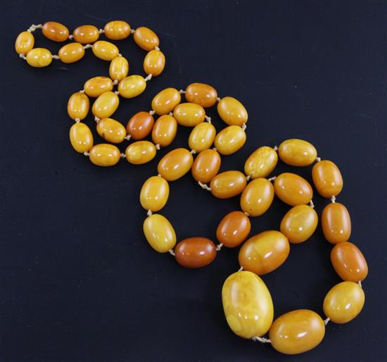 A single strand graduated oval amber bead necklace, 108cm.